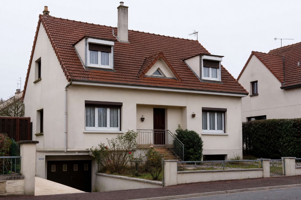 Maison typique de Poissy avec toiture en tuiles terre cuite et lucarnes