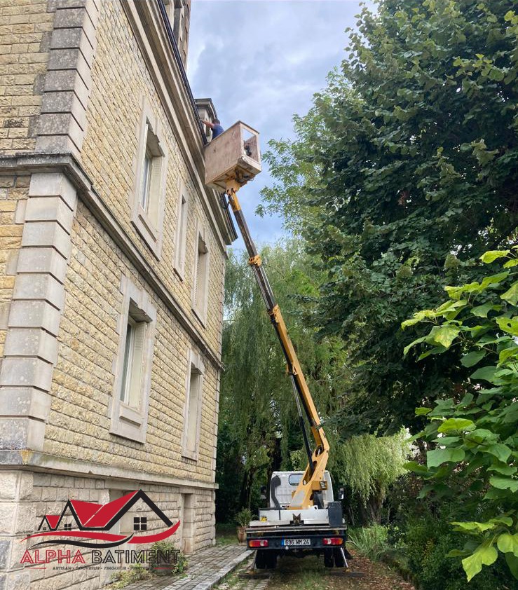 Intervention d'Alpha Batiment en nacelle sur une toiture à Poissy