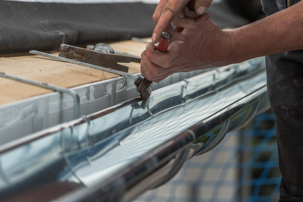 Pose et réparation de gouttière en zinc par Alpha Batiment